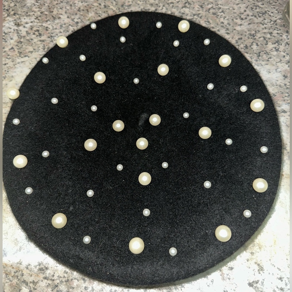 🖤 Black Beret with Pearls🖤